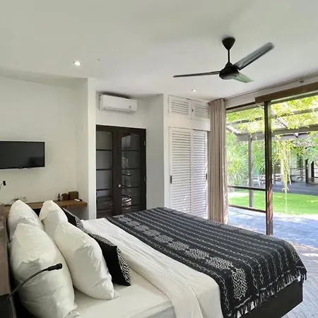 Holiday Beautiful Villa 4 Bedroom Garden View Canggu