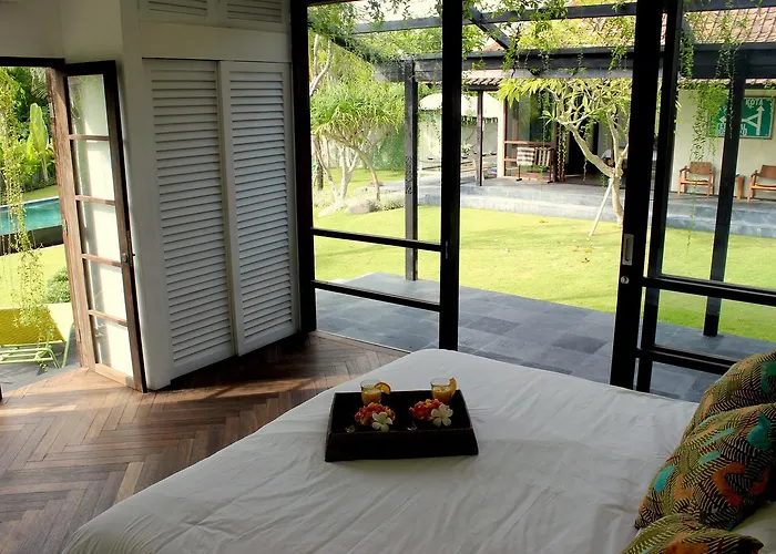 Villa Beautiful 4 Bedroom Garden View Canggu