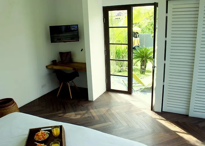 Beautiful 4 Bedroom Garden View Villa Canggu